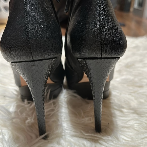 Black leather platform bootie.  Size 9. 6-in heel. - Picture 4 of 6